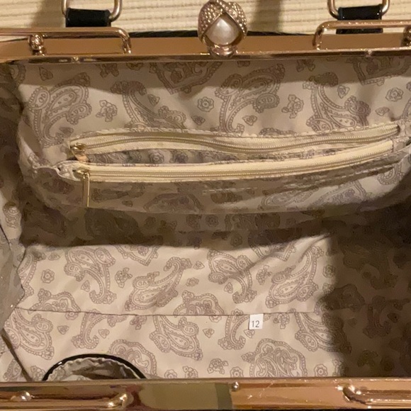 Patent leather black handbag with gold hardware and classic snap top closure - Picture 8 of 11